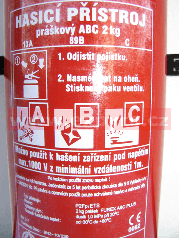 Typový štítek s parametry hasicího přístroje a návodem k použití