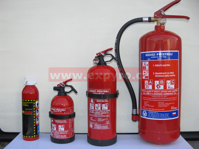 Srovnání - zleva sprej Flame Ade, práškový hasicí přístroj 1kg, 2kg a 6kg